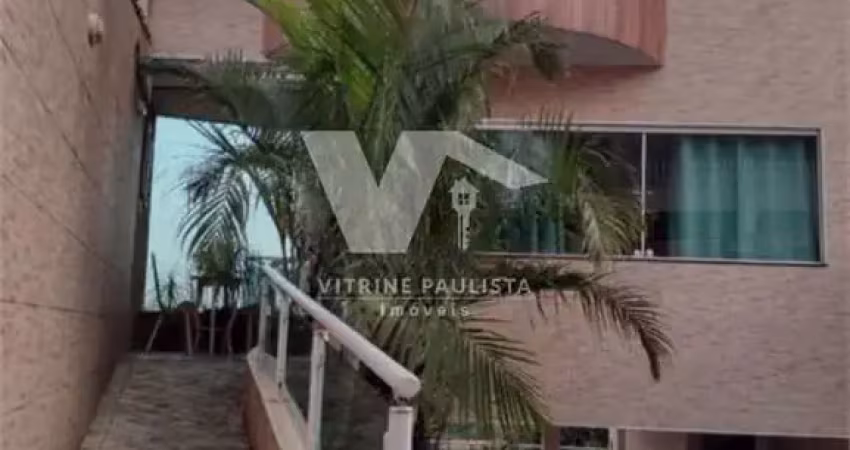 Casa à venda em itaquera com 3 quartos, 1 suíte e 5 vagas. imóvel em rua tranquila com quintal, área gourmet, salão de festas e salão de jogos.