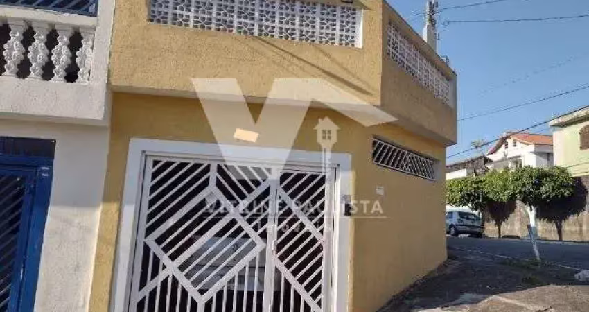 Sobrado à venda na vila carmosina, com 2 dormitórios e 2 vagas de garagem cobertas. possui edícula, quintal e terraço.