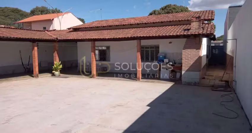 Casa 5 quartos (2 suítes) cozinha c/ planejados + churrasqueira, aceita financiamento | quadra 08, sobradinho/df