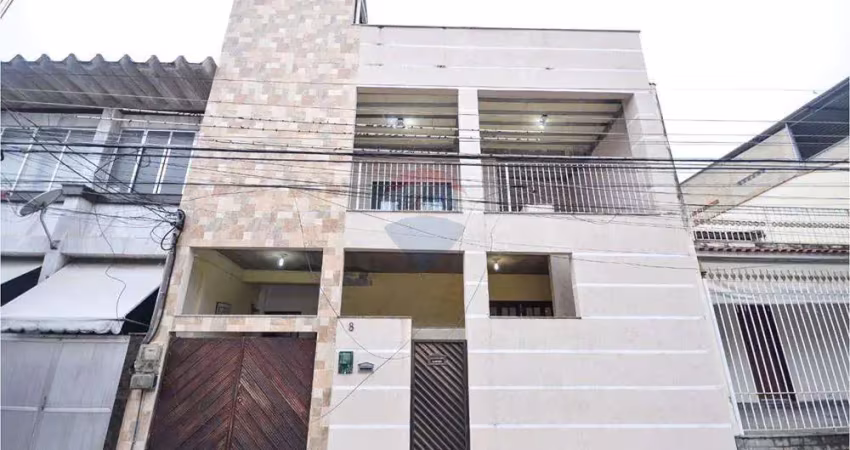 Excelente casa bi familiar, 4 quartos sendo 1 suíte, portuguesa. com garagem. próxima a comércio e condução.
