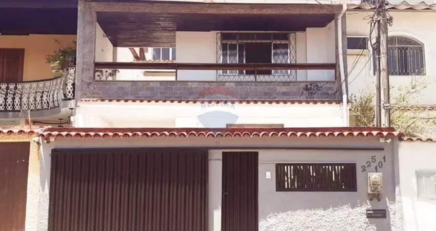 Casa à venda-830 mil-304m²-5 qts-2 suítes-5 banheiros-3 vagas-portuguesa/rj