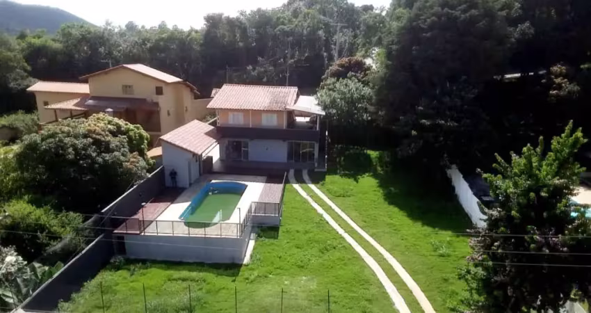 Charmosa casa em ypeville, mairiporã - 4 dormitórios, piscina e vista para a mata - à venda!