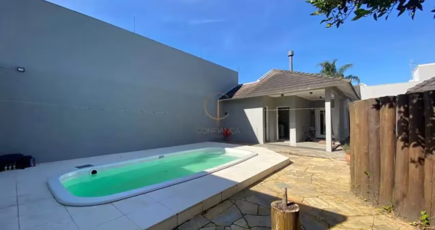 Casa térrea de 03 dormitórios 243m² construída em dois terrenos com 03 banheiros, suíte e piscina no bela vista