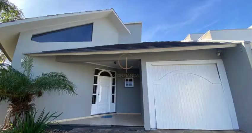 Casa térrea de 03 dormitórios 243m² construída em dois terrenos com 03 banheiros, suíte e piscina no bela vista