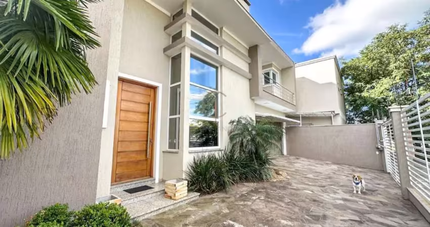 Excelente sobrado de 03 dormitórios, sendo um suíte , living com lareira e garagens fechada para 02 carros no bairro igara