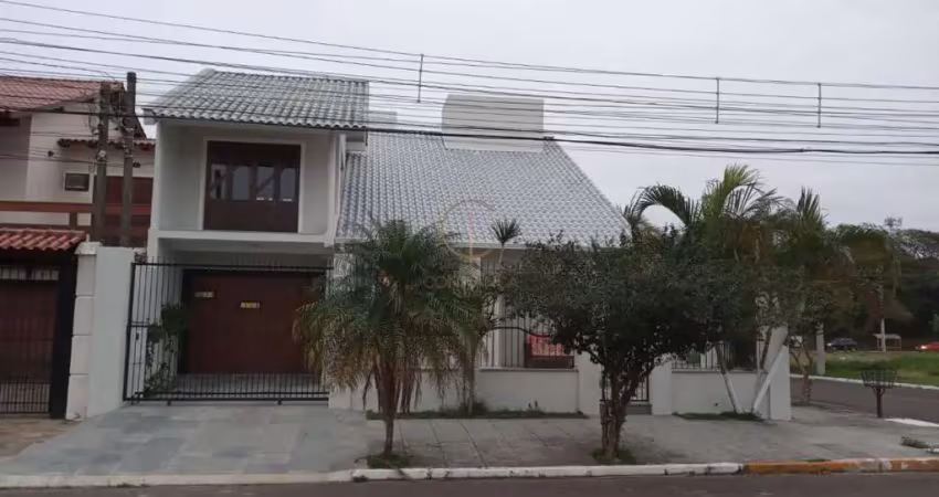 Sobrado de esquina com 03 dormitórios, sendo a suíte na parte térrea, 03 vagas para carros no bairro centro