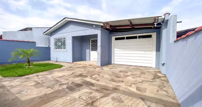Casa terrea reformada com dois dormitórios, closet, espaço gourmet e 04 vagas de garagens no bairro estância velha