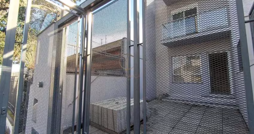 Sobrado novo 02 suítes com terraço, o3 banheiros, lavabo e uma vaga de garagem com amplo pátio no bairro nossa senhora das graças