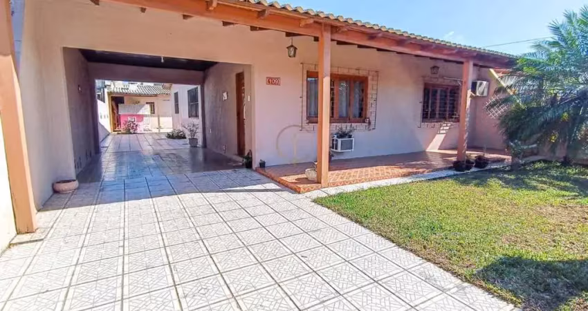 Casa terrea semi mobiliada com 02 dormitórios, edícula, piscina e 3 vagas de garagens no bairro estância velha