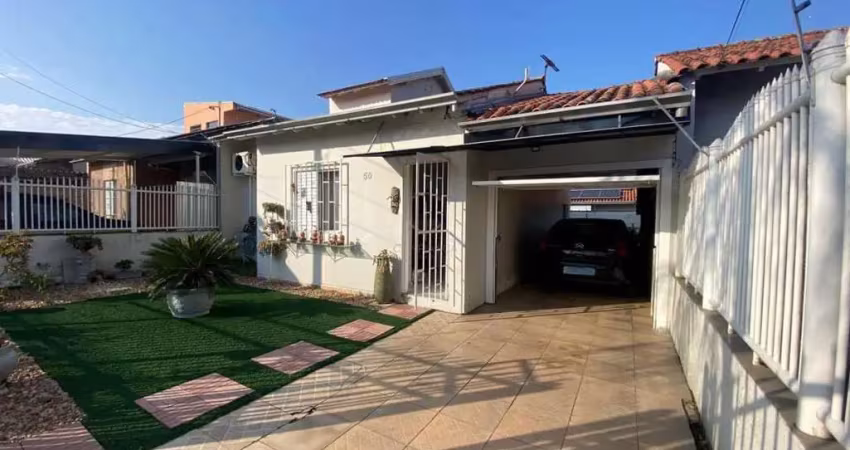 Ótima casa de 03 dormitórios com 02 suítes, vaga de garagem coberta e piscina no bairro estância velha