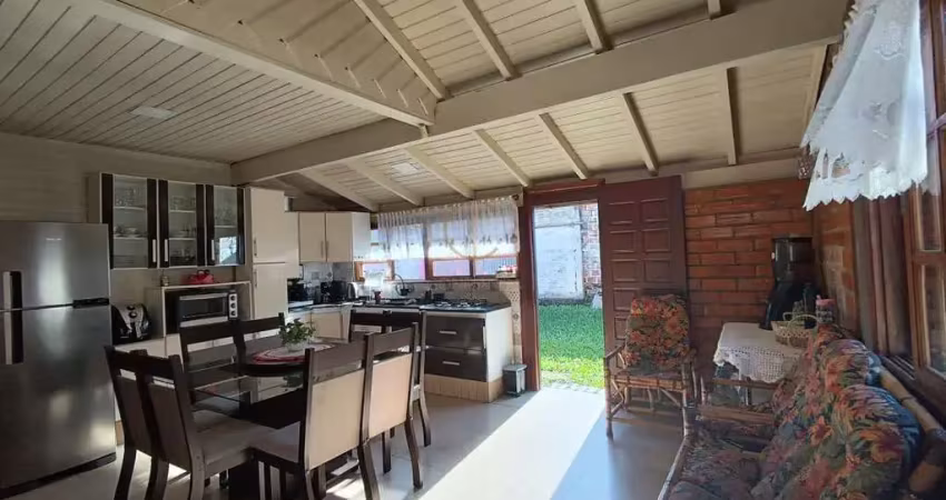 Casa mista de 02 dormitórios com ótimo acabamento e duas vagas de garagens