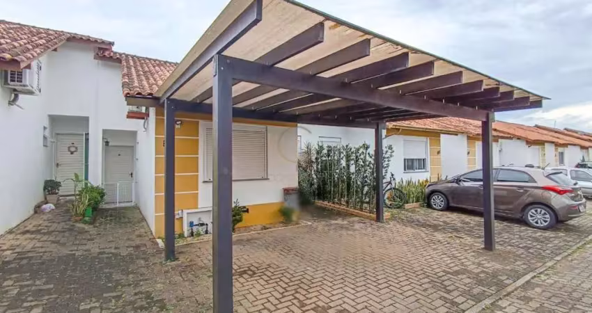 Casa de 03 dormitórios com pátio e 02 vagas de garagens