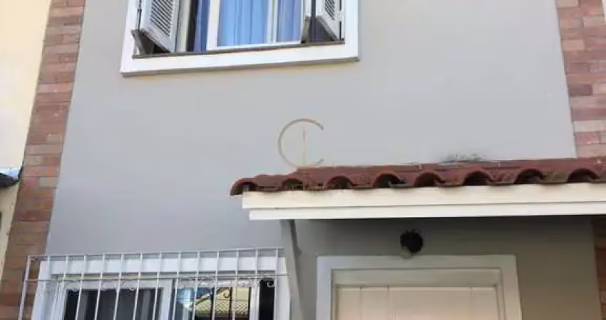 Sobrado 2 dormitórios, com pátio e fechamento retrátil, próximo ao centro
