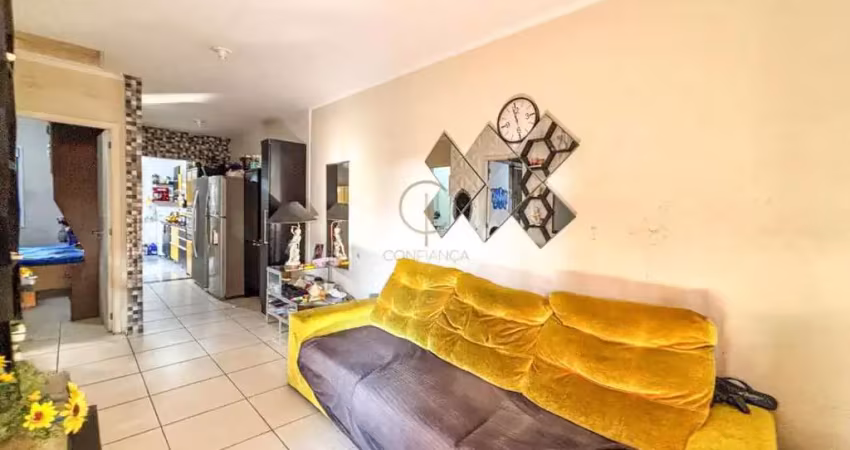 Ótima casa com teto retrátil, móveis planejados de 02 dormitórios, vaga de garagem coberta  e pátio com churrasqueira e fogáo campeiro.