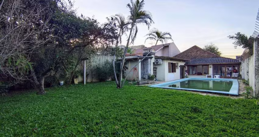 Casa terrea,  04 dormitórios, garagem fechada para 02 veículos , pátio enorme nos fundos com piscina na melhor localização do bairro nossa senhora das graças