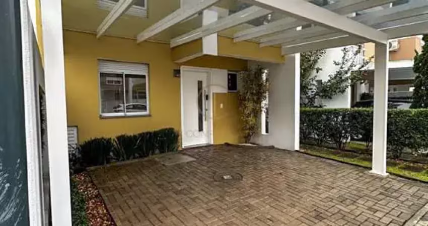 Sobrado semi mobiiado, desocupado, com sótão e 03 dormitórios, suíte, pátio e duas vagas de garagens cobertas no privilege, bairro marechal rondon.