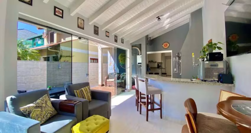 Sobrado com 3 dorm-suíte em condominio - área gourmet - piscina