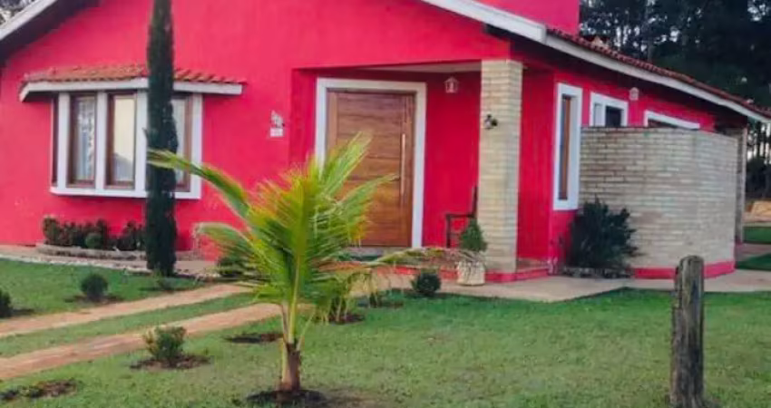 Casa vermelha de alto padrão com piscina e 4 suítes