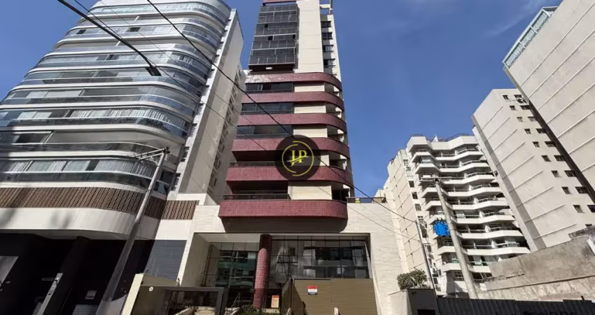 Apartamento com duas varandas e 04 quartos/2 suítes, 2 vagas de garagem na praia da costa