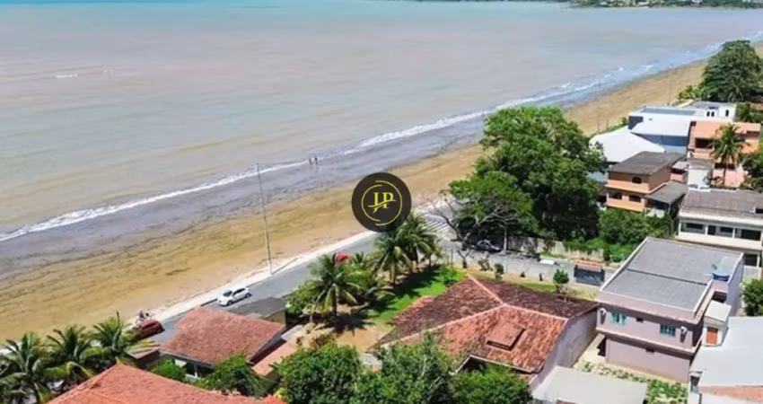 Casa de frente para o mar de 04 quartos com 02 suítes na praia central de anchieta