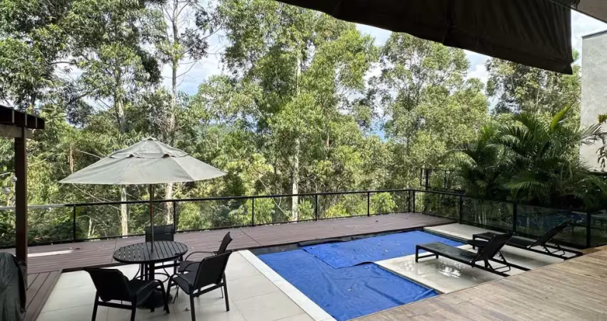 Linda casa com fundo para a mata privativa do condomínio itahyê