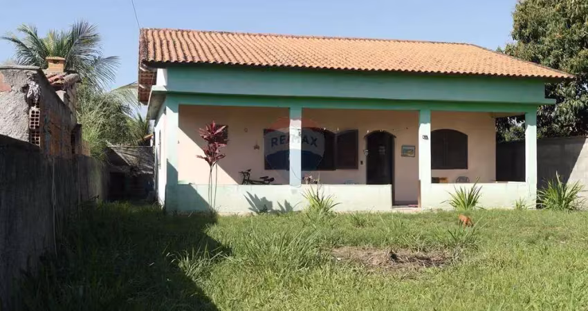 Casa com 2 quartos e quintal amplo à venda, próximo à praia em itaipuaçú.