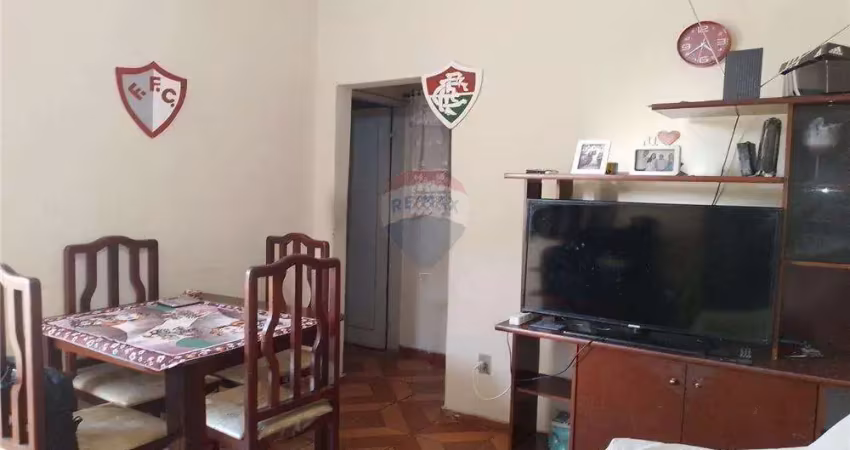 Pequeno sobrado de vila à venda no bairro do encantado, 1 quarto, com terraço
