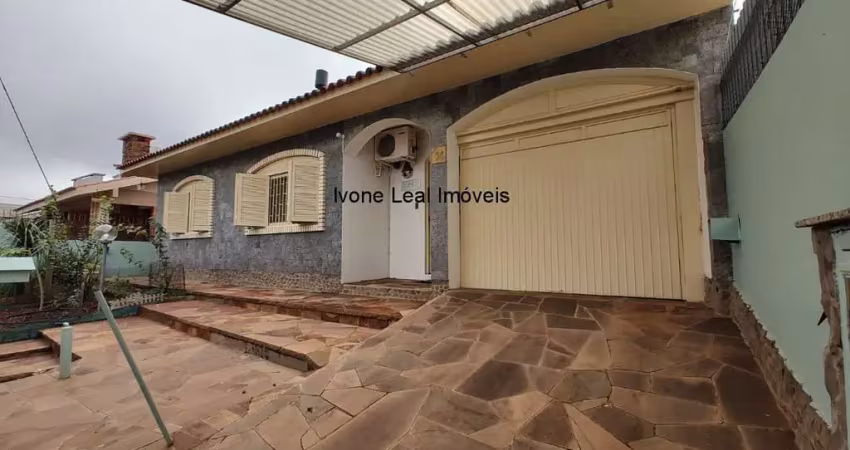 Casa plana, central, com 03 dormitórios, sendo uma suíte e 03 vagas.