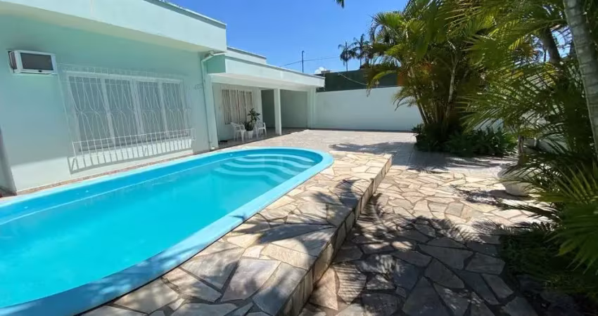 Ampla casa com piscina na região central de balneário camboriú!
