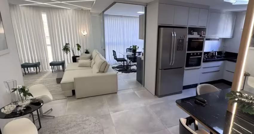 Apartamento aconchegante, finamente mobiliado, equipado e decorado