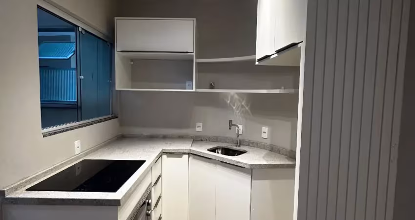 Apartamento recém reformado com 2 quartos no centro de florianópolis/sc