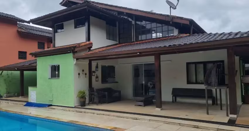 Casa mobiliada em itaipava – petrópolis, 240m², 4 quartos (1 suíte)