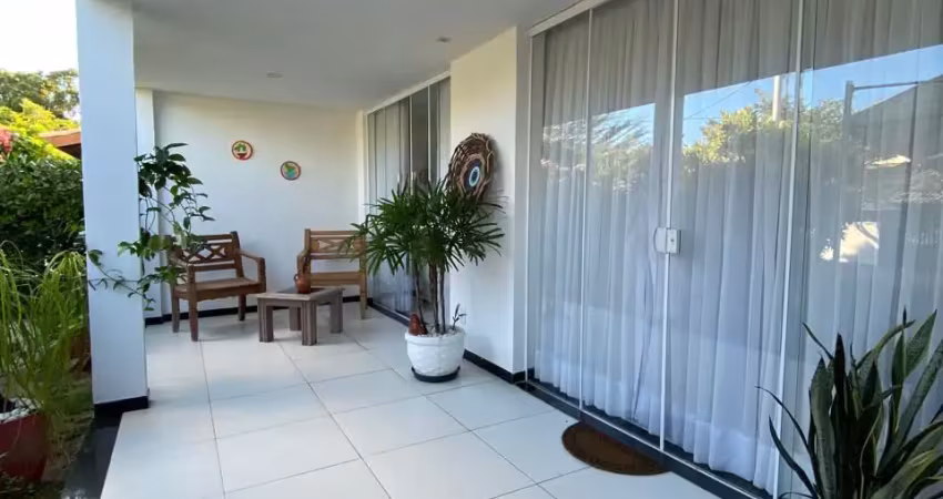 Maravilhosa casa com 03 quartos e piscina em condomínio clube!