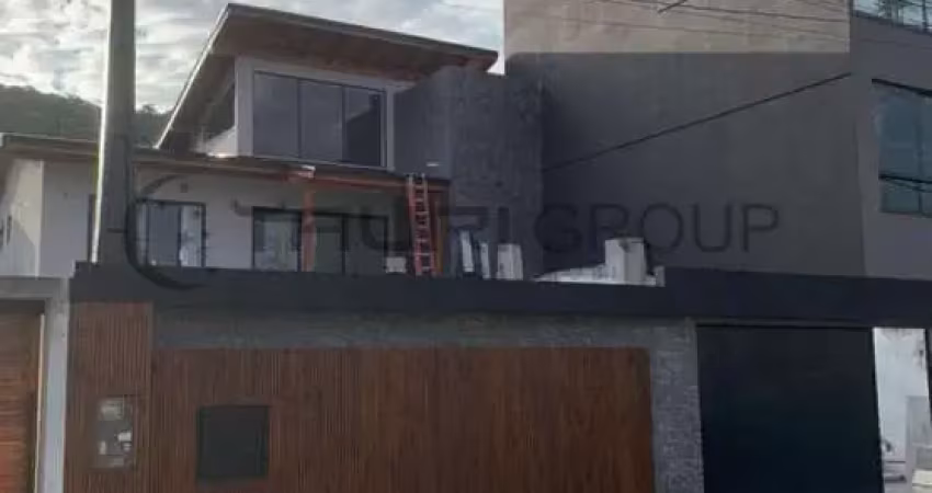 Casa à venda na R. São Gustavo, Rio Pequeno, Camboriú