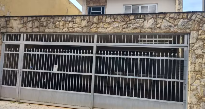 Sobrado amplo no tatuapé com 3 dormitórios, quintal e garagem para 3 carros