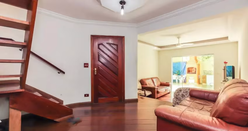 Oportunidade de morar num sobrado com 179m², 3 suítes e 2 vagas