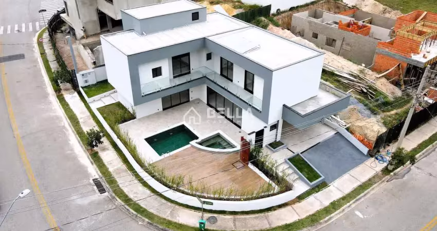 Lindo sobrado com  3 suítes 4 vagas , com ambientes bem amplos, piscina com raia, coberta e aquecid