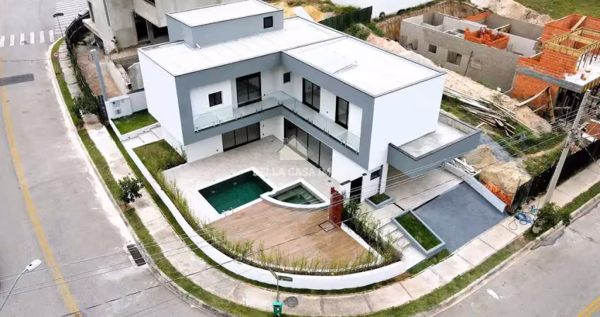 Lindo sobrado com  3 suítes 4 vagas , com ambientes bem amplos, piscina com raia, coberta e aquecid