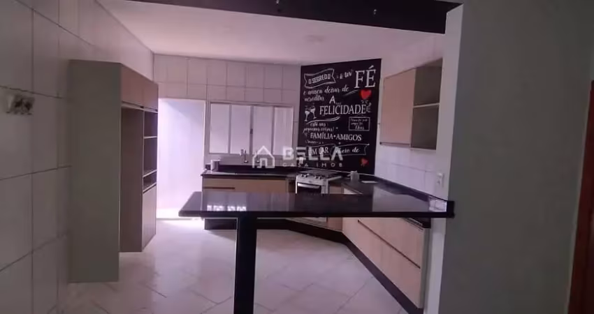 Este encantador imóvel oferece o conforto de 3 dormitórios, sendo 1 suíte com edícula.  jardim tuli
