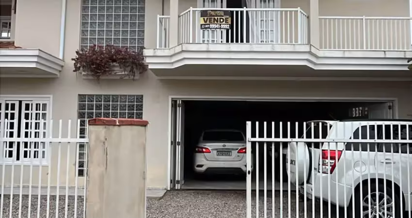 Essa linda casa a venda em zimbros, acompanha duas embarcações com motor mercury