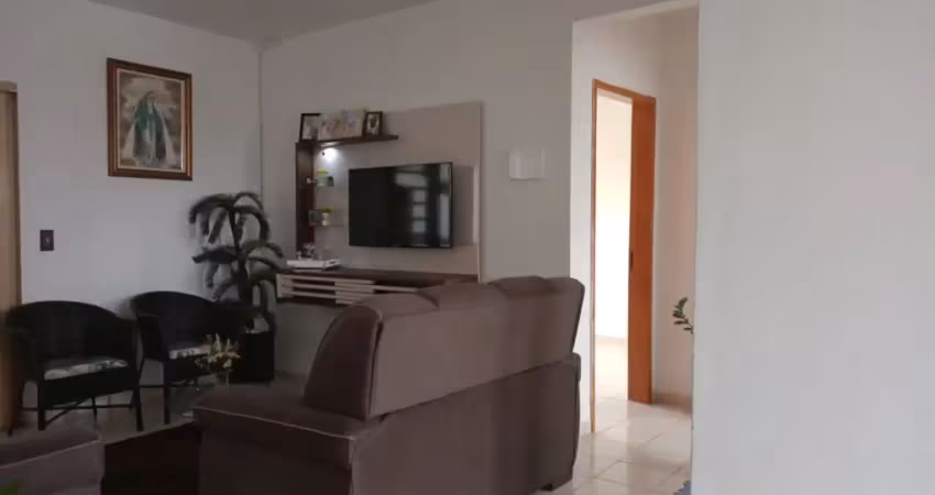 Linda casa a venda no recanto das emas quadra 206 são 2 casas no mesmo lote casa uma com 3 quartos  bom para morar ou investir