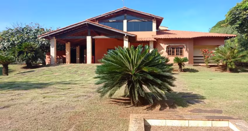 Linda propriedade a venda são 40.000 m² com 3 casas distintas -toda murada estuda troca/permuta em carros ou imóveis escriturados de menor valor