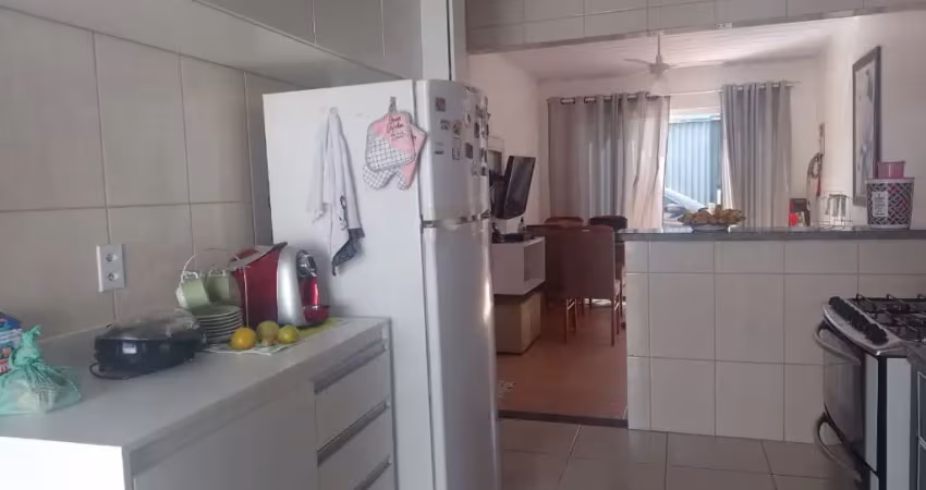 Casa a venda em samambaia sul composta por 2 quartos cozinha americana e vaga para uns 3 carros