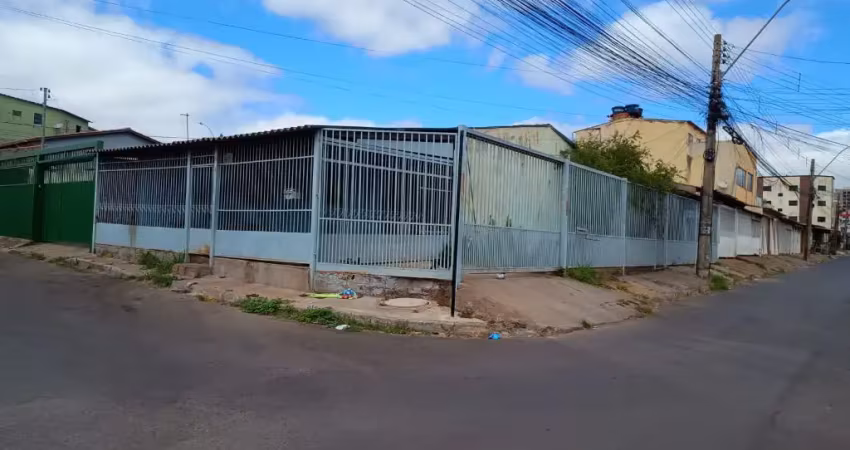 Ótima casa de esquina casa principal com 2 quartos  + 2 casa independentes de um quarto próximo ao metrô bancos e comércios