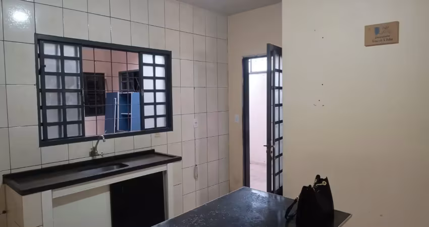 3 casas bem distintas e independentes a venda no mesmo lote ótimo para morar bom para investir 2 casas de 2 quartos uma nos fundos