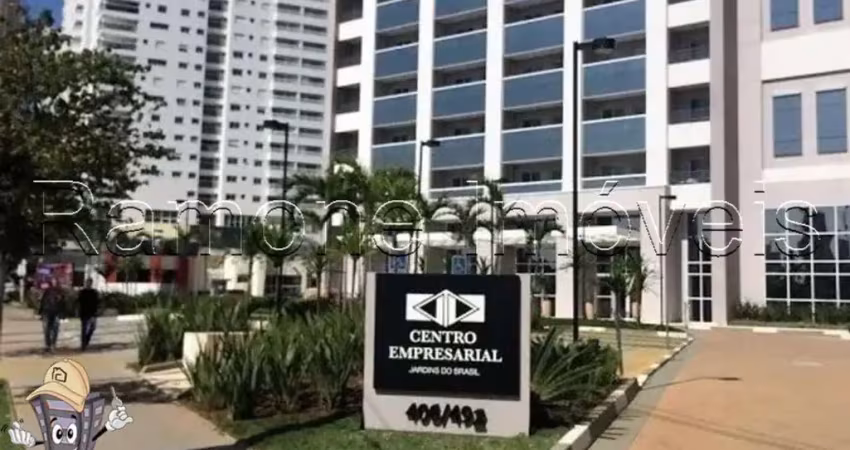 Aluga-se sala comercial de33m² reformada, com divisória, ar-condicionado, piso porcelanato e vista livre em osasco/sp.