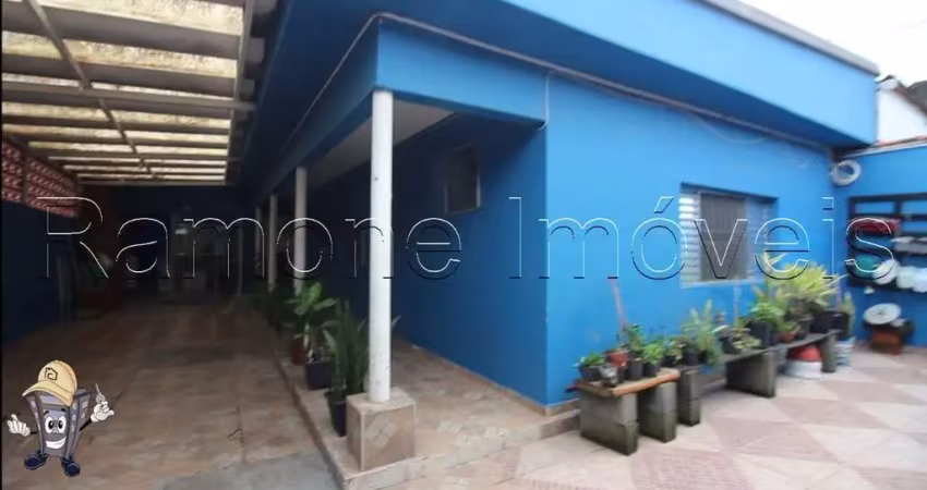 Vende-se casa térrea com 163m2, com 3 dorms e 4 vagas de garagem. localizada no bairro quitaúna em osasco aceita permuta em apto na região.