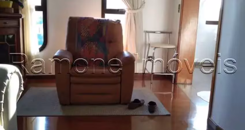 Vende-se apartamento de 144m2, mobiliado, com 4 dormitórios, sendo 2 suítes. sala de jantar, sala de estar, cozinha e lavanderia. 2 vagas de garagem.