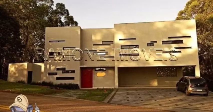 Casa em serra dos cristais de 551m², com 4 dormitórios e 3 suítes.
