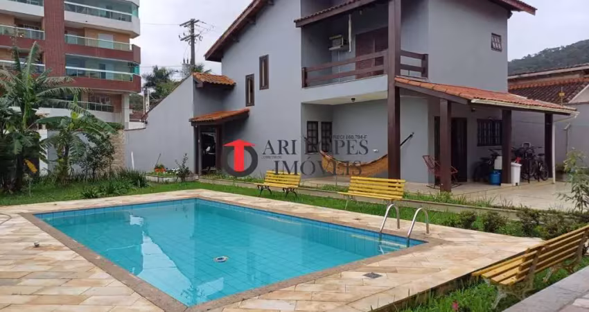 Casa com arquitetura exclusiva, piscina e suíte master com closet – 600 m²